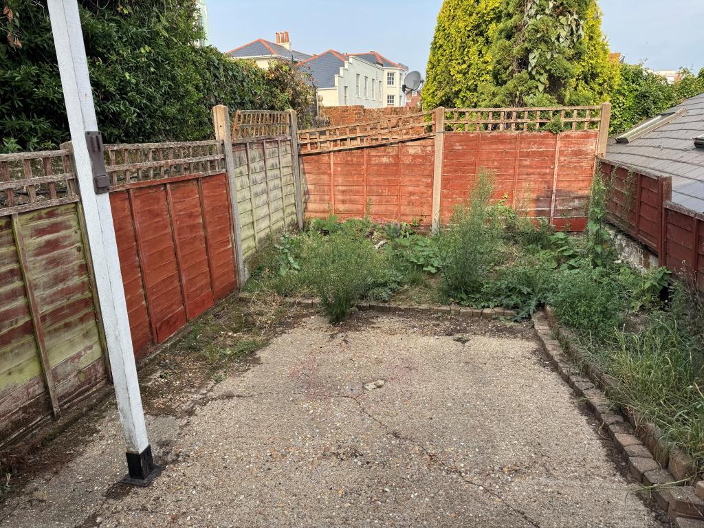 Lot: 26 - TWO-BEDROOM TOWN CENTRE GARDEN FLAT - Garden